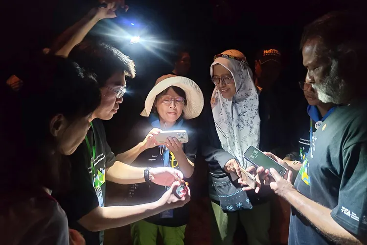 國際生態旅遊代表於拉拉山民宿體驗夜觀，感受北橫夜晚豐富的自然生態。觀光局提供