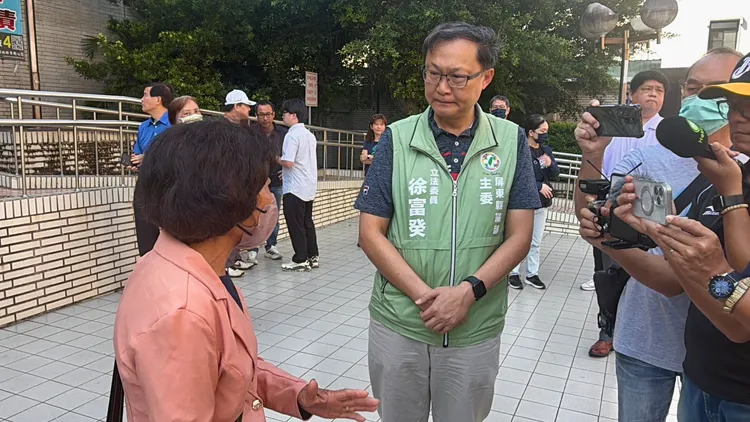 潘采宸阿嬤要體協給個交代，在立委徐富癸陪同下提告體協秘書長背信。立委徐富癸服務處提供