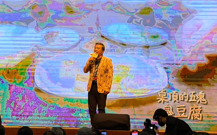 王中平特別為阿錡站台演唱合作歌曲。紅螞蟻生態園區提供