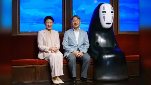 日皇伉儷變吉卜力迷！雅子坐無臉男旁合影　低頭一看忍不住說「…」