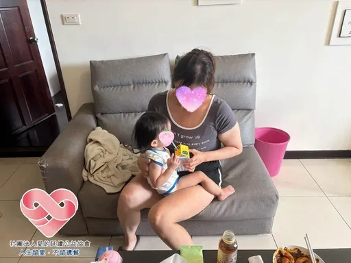 坐馬桶產女！28歲單親媽近全盲　淚訴：孩子的爸毆打我逼墮胎