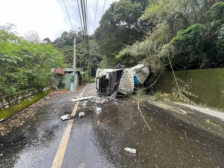 預拌混凝土車從北橫復興路段上方墜落約兩層樓高，翻覆至下方道路。翻攝畫面