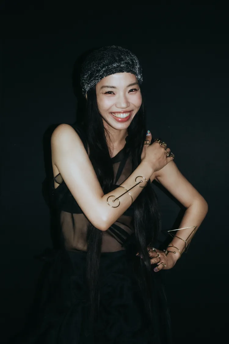 時隔半年再開唱，洪佩瑜形容心情宛如「第一次告白般興奮又害羞的感覺」。KKLIVE x何樂音樂提供