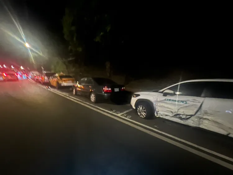 停在路邊的車輛無端遭到波及，整個車門被撞爛。翻攝畫面