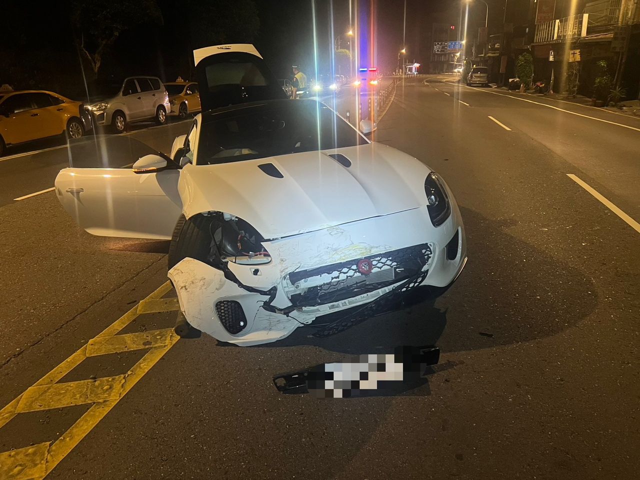 深夜急煞伴巨響!捷豹F-Type變換車道疑打滑 新店秒撞4車再撞中央護欄慘狀曝