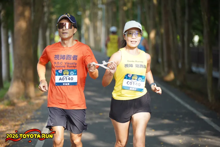視障鐵人李協興擔任領跑者，帶領視障跑者與陪跑員一起完成賽道，讓更多人認識視障路跑及陪跑運動。主辦單位提供