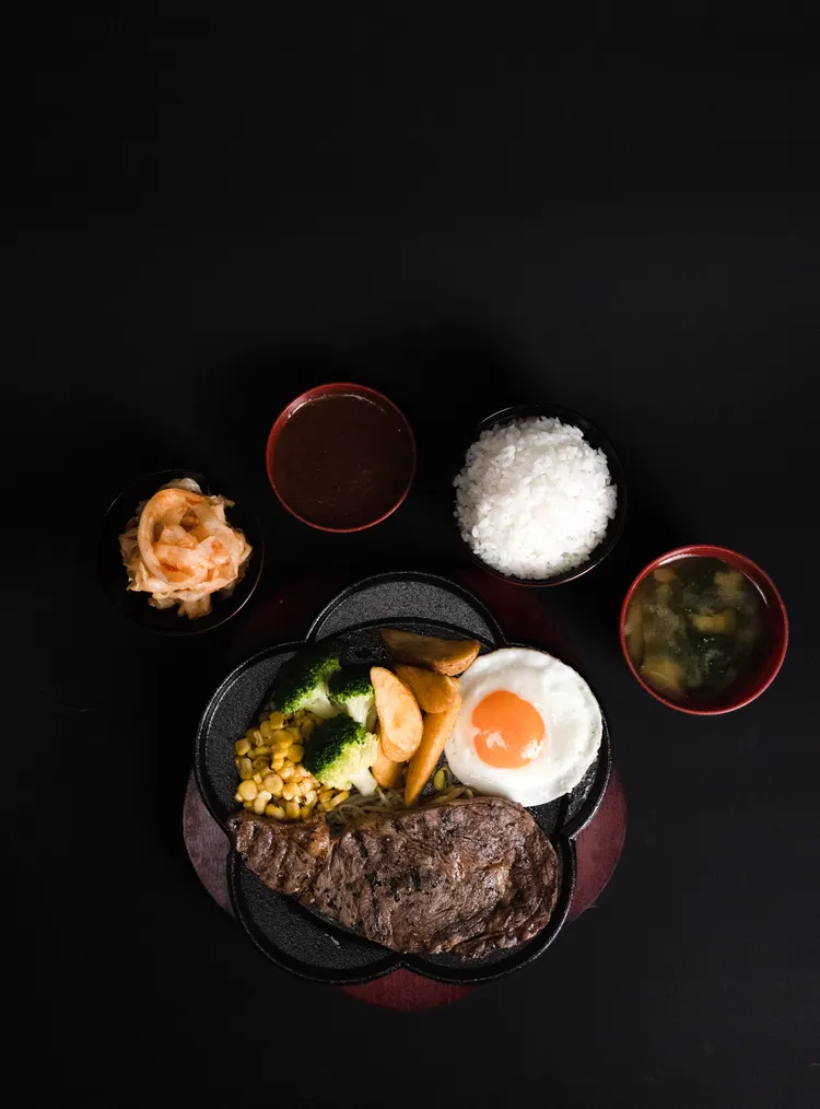 炭火有喜牛排定食320元。業者提供