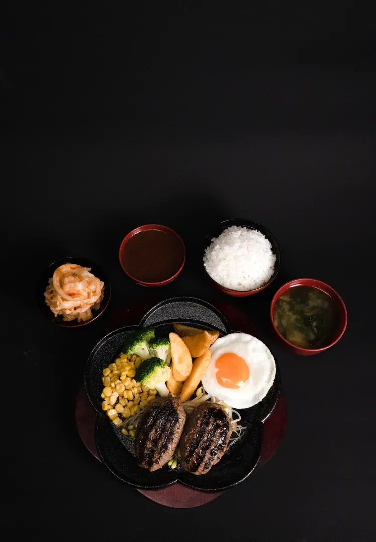 炭火和牛漢堡排定食280元。業者提供