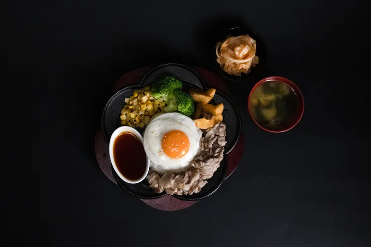 炭火烤豬五花拌飯定食220元。業者提供