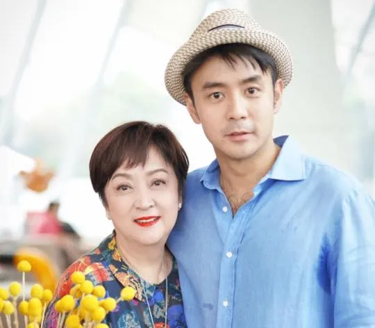 甄珍（左）與兒子劉子千低調過生活，鮮少公開露面。資料照片