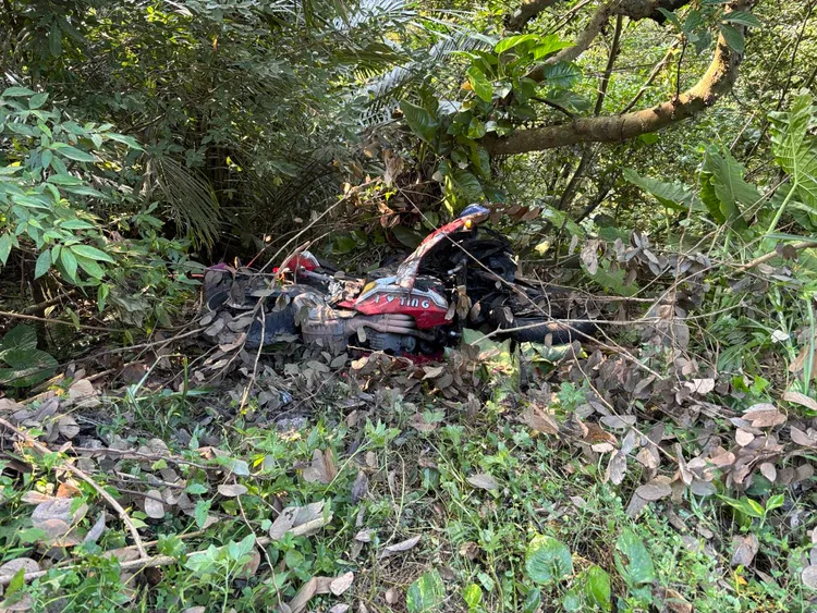 紅牌重機跑山過彎失控自摔，騎士連人帶車墜落道路旁邊坡送醫。翻攝畫面