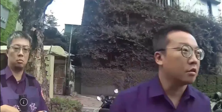 面對警方詢問在那裡喝酒？酒醉男子居然一時語塞，回答不出來。翻攝畫面