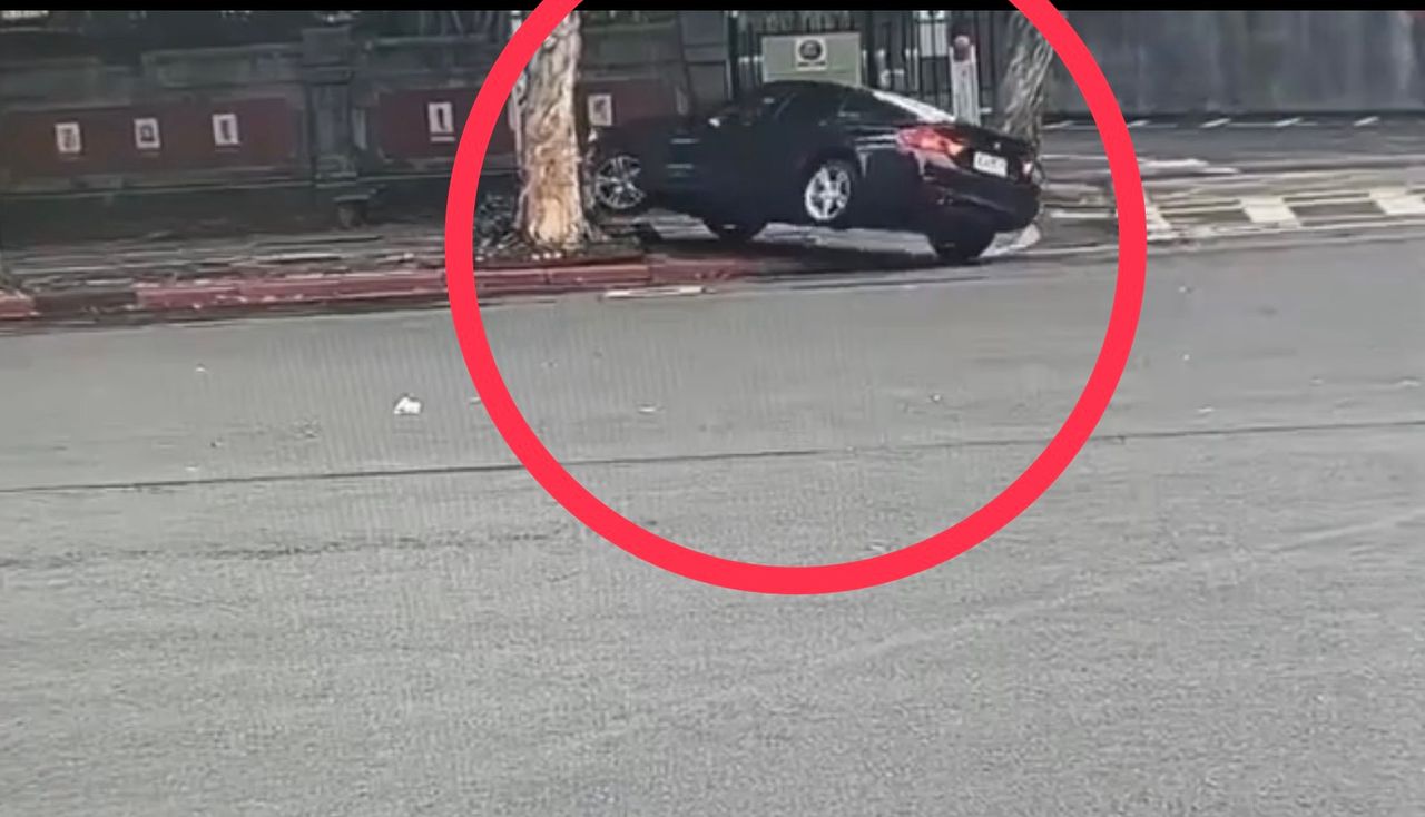 酒駕自撞路樹還開走!醉男車大膽停派出所對面 酒測值超高「自投羅網」