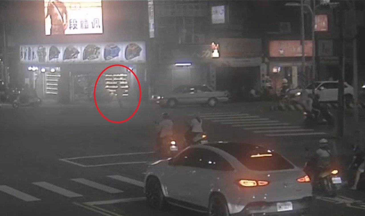 26歲女過馬路闖紅燈 突偏離行人穿越道挨撞