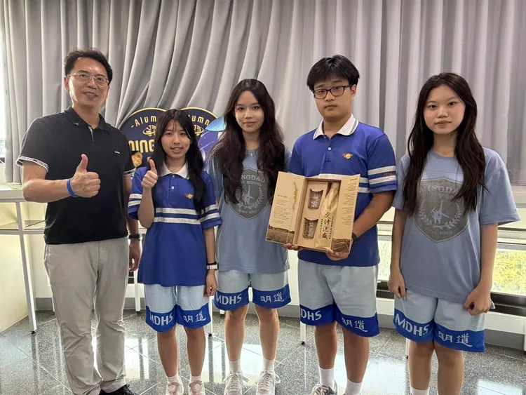 陳炤華校長表揚設計與企劃學生團隊。明道中學提供
