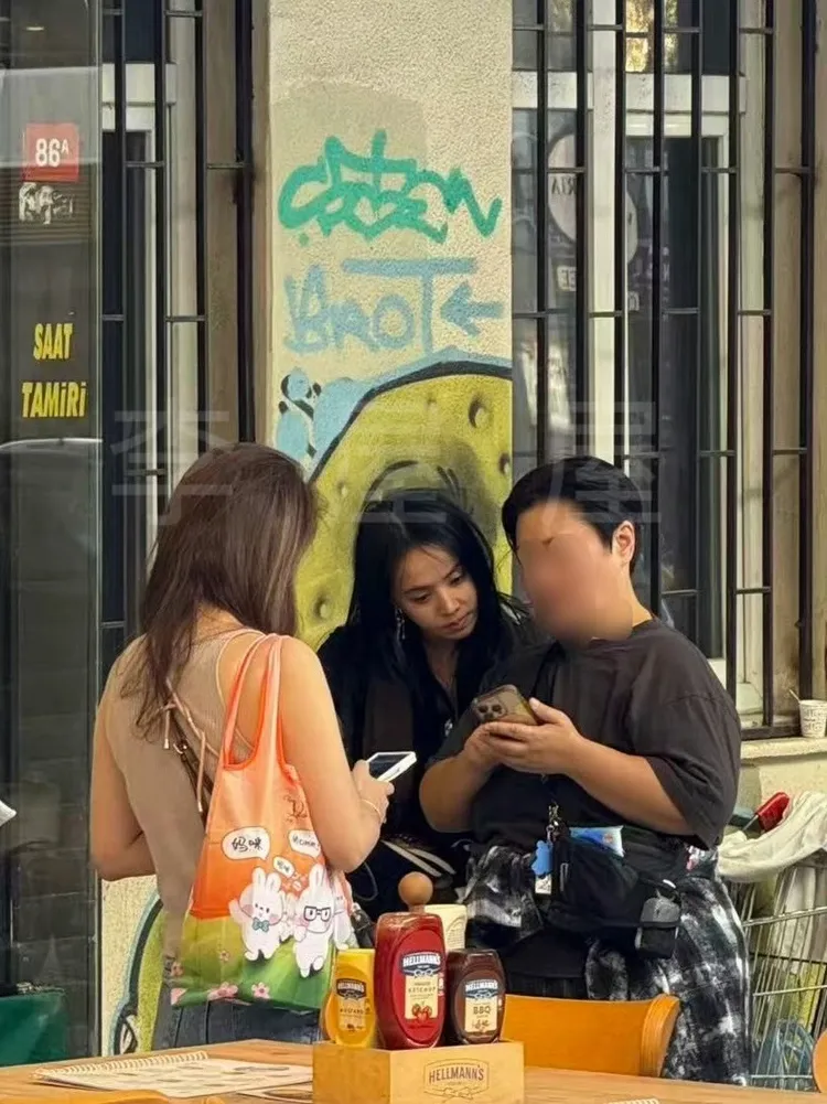 蔡依林（中）被網友發現現蹤土耳其伊斯坦堡。摘自微博