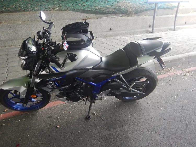 許男騎乘大型重機輾到掉在馬路上的水管導致摔車，車身受損。民眾提供
