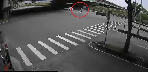 台中大型重機自摔　塑膠水管掉馬路闖禍！警方要查