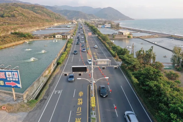交通單位將出動空拍機監控臺1線及臺9線沿線車流。翻攝畫面