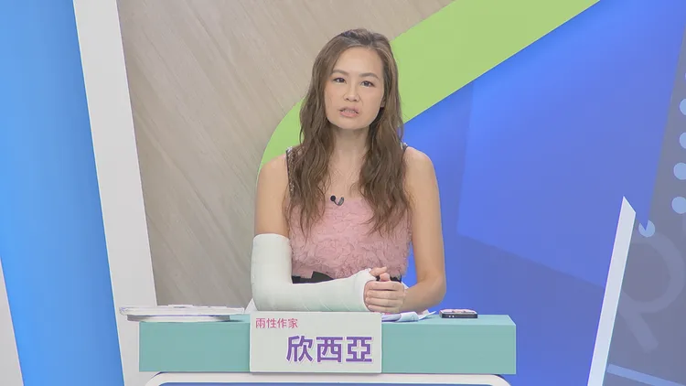 兩性作家欣西亞直言，善於騙財的孫宇晨因面對景甜的推託與索費而偷偷求助 AI，顯露出內心的自卑與不安。和展影視提供