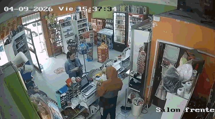 幫一名女客人結帳，女客人沒發現任何異狀。tn