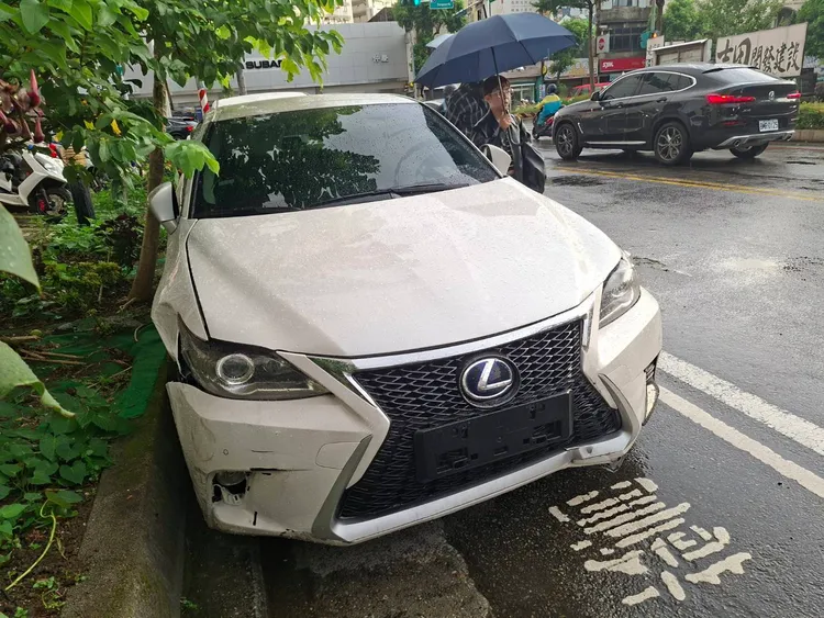 警方攔截車輛。桃園警分局提供