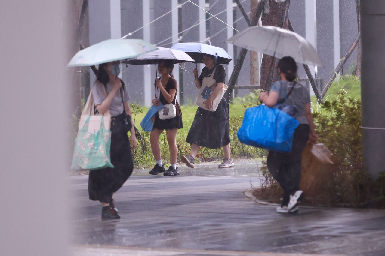 變天了!下週轉濕「這幾區迎大雨」 又有熱帶擾動