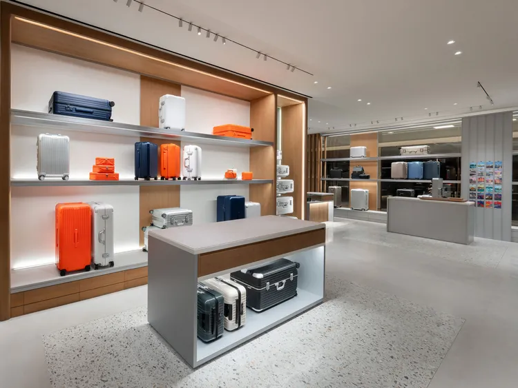 RIMOWA新店以通透玻璃搭配木質與鋁鎂合金元素，展現經典簡潔美學。品牌提供