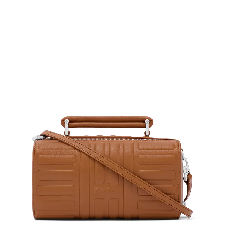 RIMOWA Groove系列Cross-Body Bag Small Cognac干邑棕色小型斜背包，3萬8600元。品牌提供