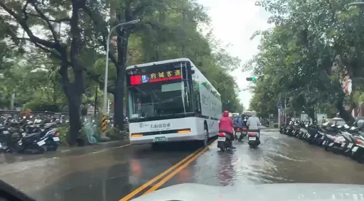 影丨成大外驚現「地下河」！勝利路自來水管爆裂　公車右後輪陷坑