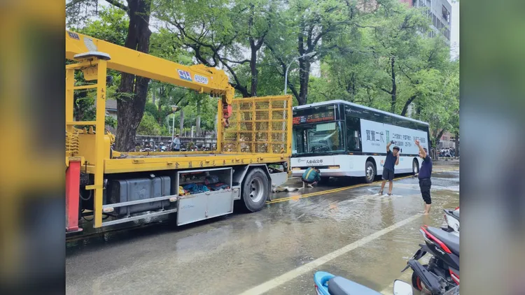 警方封閉部分道路，待公車拖離後，工務局將釐清原因、進行搶修。民眾提供