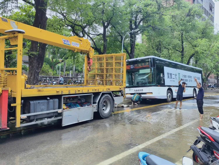 警方封閉部分道路，待公車拖離後，工務局將釐清原因、進行搶修。民眾提供