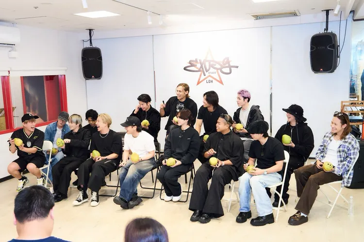浦川翔平（前排左起）、山本彰吾、陣、川村壱馬、吉野北人、LIKIYA、神谷健太
藤原樹（後排左起）、 後藤拓磨 、長谷川慎、龍、武知海青、與那嶺瑠唯、 鈴木昂秀、岩谷翔吾低頭賣力作畫。LDH愛夢悅提供