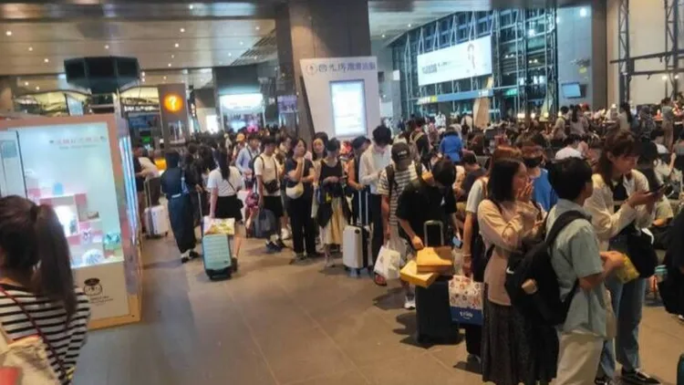 高鐵提醒民眾收假日避開超尖峰時段。圖為日前台中站等候自由座的排隊人潮，資料照