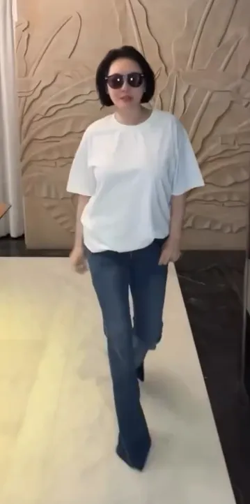 小S為愛女展示牛仔褲。翻攝小S IG