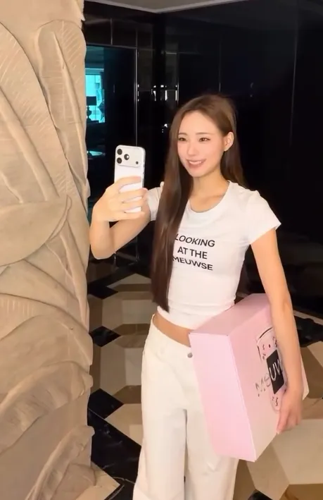 Lily帶來「MEUWSE」新品給媽媽小S開箱，姊姊不能來，她一邊手機連線Elly。翻攝小S IG