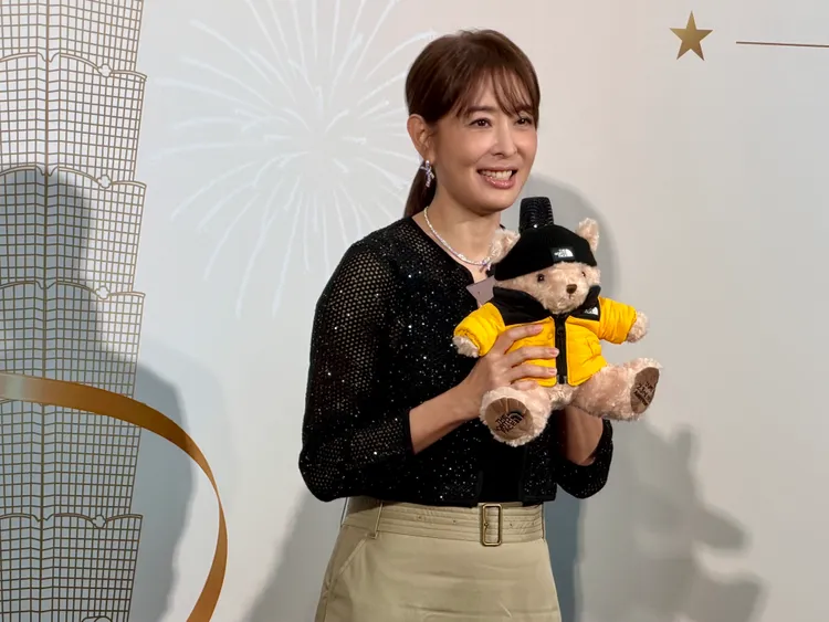 台北101滿額禮更祭出比照年初登高的美國攀岩家Alex Honnold打扮的紀念熊。莊偉祺攝