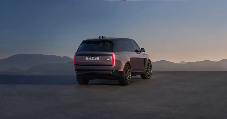 Range Rover Electric延續Range Rover車系既有方正車身輪廓與簡潔設計，並針對水箱護罩、輪圈及底盤護板等部位進行空氣力學調整。原廠照片