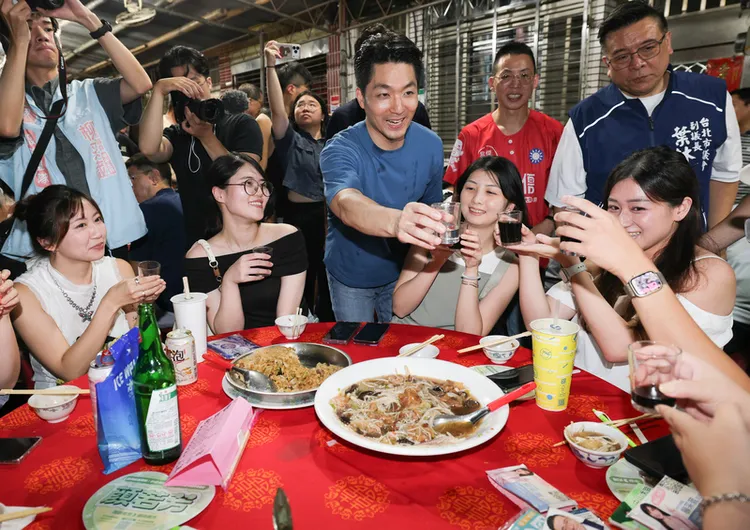 尋求連任的台北市長蔣萬安26日晚間出席「台北市中庄仔福德宮福德正神聖誕千秋晚宴」，逐桌向民眾致意，爭取支持。中央社