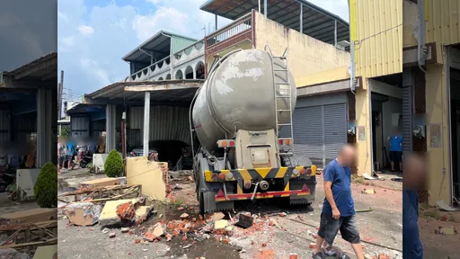 運將彎腰撿水瓶…聯結車失控衝民宅　驚悚畫面曝光