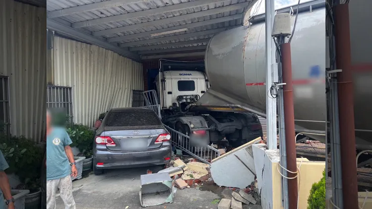 聯結車波及3戶民宅，停放的5部汽機車、腳踏車遭到波及。民眾提供