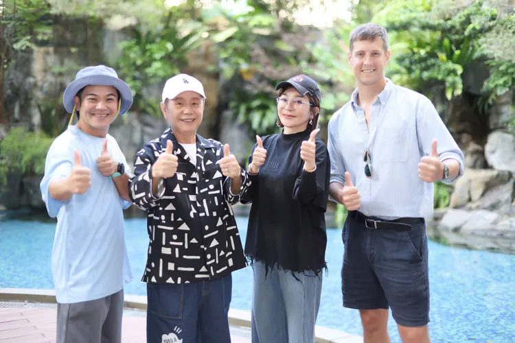 馬國弼（左起）黃西田、王彩樺、賈斯汀為雙十國慶登場的劍湖山耐斯歌廳秀進行彩排。劍湖山世界提供
