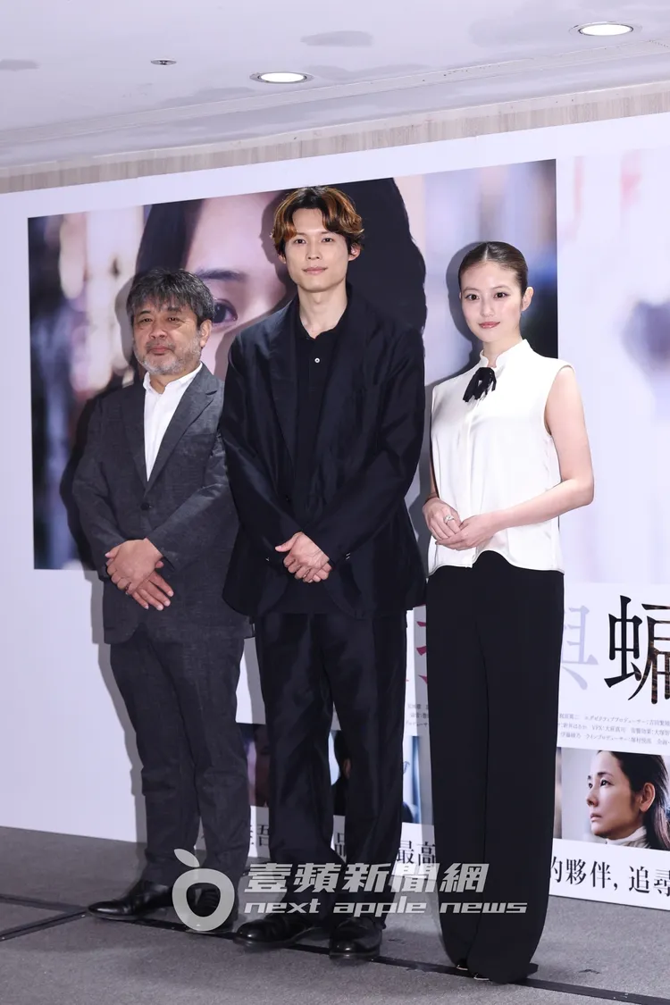 導演岸善幸（左起）、松村北斗、今田美櫻都迫不及待想到戲院，與台灣影迷見面。攝影中心攝