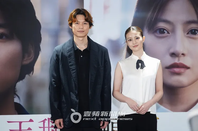 松村北斗（左）與今田美櫻昨天半夜才抵台，今天一早受訪不見疲態，非常敬業。攝影中心攝