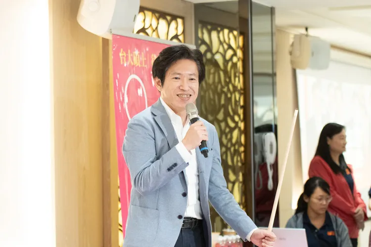 行政院秘書長張惇涵表示，前縣長徐耀昌感謝民進黨政府伸援，鍾東錦縣長更肯定賴總統提出「桃竹苗大矽谷計劃」對苗栗最有利。民進黨提供