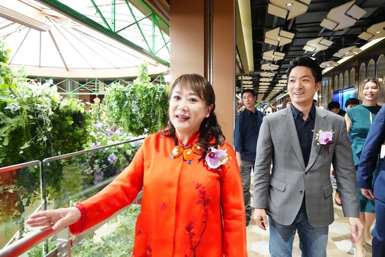 台北市長蔣萬安（右）、遠東SOGO董事長黃晴雯巡視遠東Garden City。北市府提供
