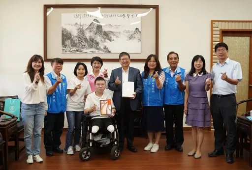 生命鬥士邱子彧考取竹北實中　楊文科表揚贈iPad鼓勵學習