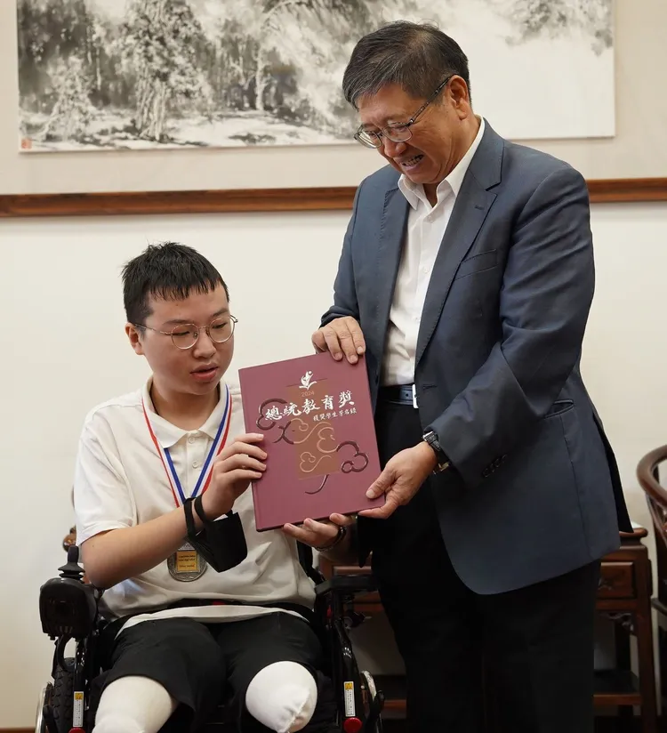 楊文科表揚贈iPad鼓勵學習。新竹縣府提供