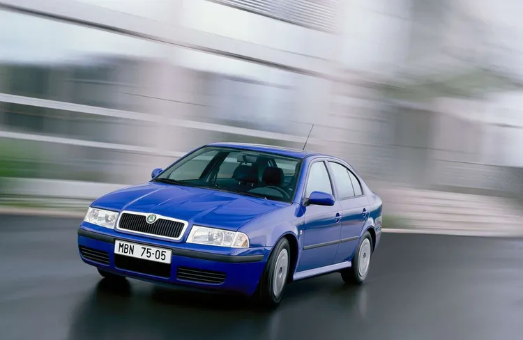 第一代Škoda Octavia於1996年正式量產，是品牌加入Volkswagen Group後的重要產品，並以五門斜背設計與528公升行李廂空間，確立Octavia實用取向。原廠照片