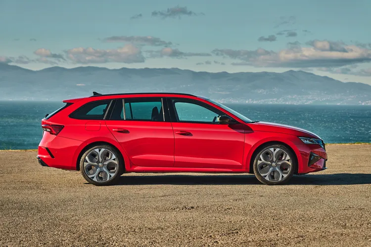 現行第四代的Škoda Octavia RS Combi搭載2.0 TSI渦輪增壓引擎，最大馬力265hp，在旅行車空間機能之外，也加入更鮮明的性能化設定。原廠照片